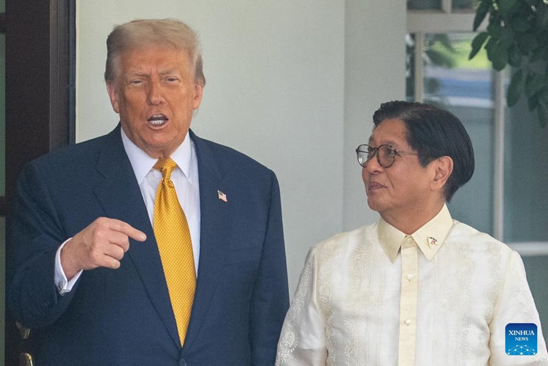 Rais Donald Trump wa Marekani (kushoto) akimkaribisha Rais Ferdinand Romualdez Marcos Jr. wa Ufilipino katika Ikulu ya White House mjini Washington, D.C., Marekani, Julai 22, 2025. (Xinhua/Hu Yousong)