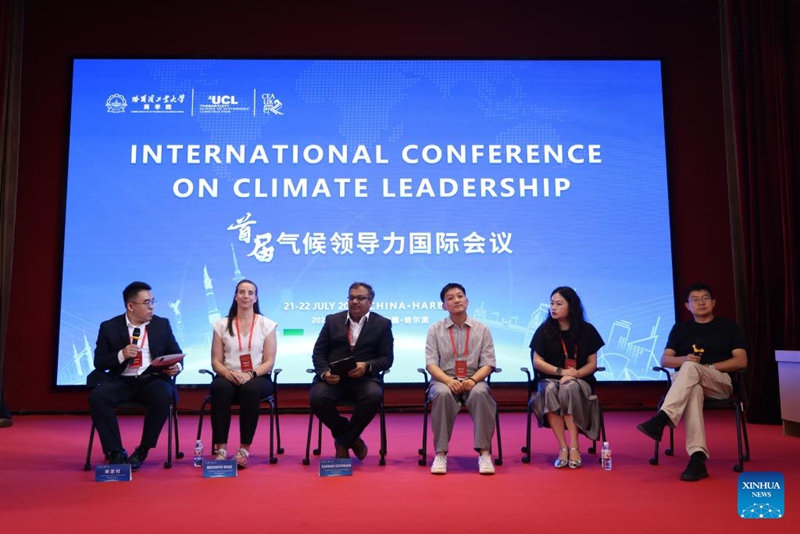 Bronwyn Wake (wa pili kushoto), mhariri mkuu wa jarida la Nature Climate Change, na Kannan Govindan (wa tatu, kushoto), profesa katika Chuo Kikuu cha Adelaide nchini Australia, wakihudhuria Mkutano wa Kimataifa wa Uongozi wa Tabianchi mjini Harbin, Mkoa wa Heilongjiang, kaskazini mashariki mwa China, Julai 22, 2025. (Taasisi ya Teknolojia ya Harbin/kupitia Xinhua)