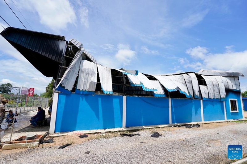 Picha hii iliyopigwa Julai 28, 2025 ikionyesha nyumba iliyobomolewa baada ya kushambuliwa na makombora katika Jimbo la Oddar Meanchey, Cambodia. (Picha na Nitola/Xinhua)