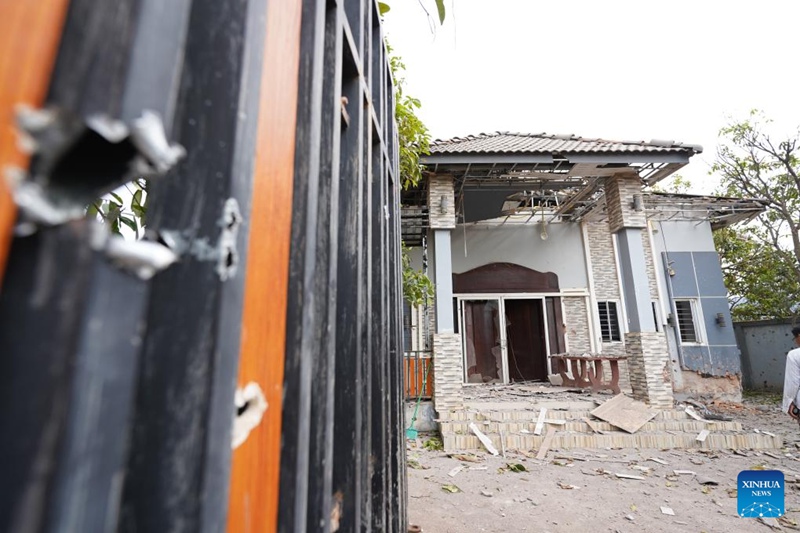 Picha hii iliyopigwa Julai 28, 2025 ikionyesha nyumba iliyobomolewa baada ya kushambuliwa na makombora katika Jimbo la Oddar Meanchey, Cambodia. (Picha na Nitola/Xinhua)
