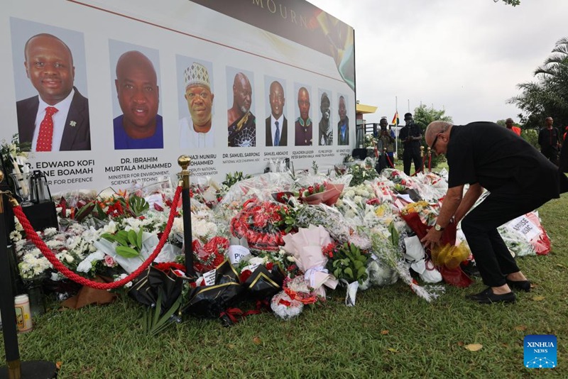 Mtu huyu anaweka maua na kutoa heshima kwa wahanga wa ajali ya helikopta ya kijeshi huko Accra, Ghana, Agosti 9, 2025. (Picha imepigwa na Seth/Xinhua)