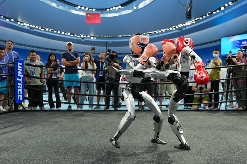 Roboti za binadamu zinashindana kwenye mchezo wa ndondi za mateke wa Michezo ya Roboti ya Dunia ya 2025 mjini Beijing, China, Agosti 15, 2025. (Xinhua/Ju Huanzong)