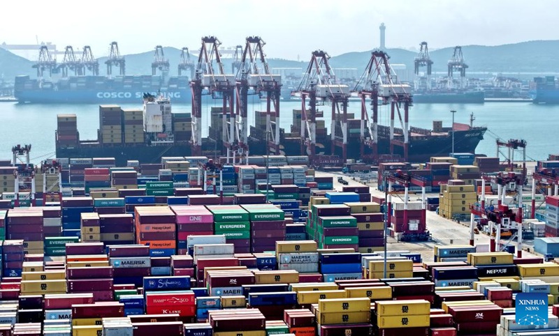 Picha iliyopigwa kwa droni Agosti 19, 2025 inaonyesha meli ya mizigo katika bandari ya Qingdao Mkoani Shandong Mashariki mwa China. (Xinhua/Li Ziheng)