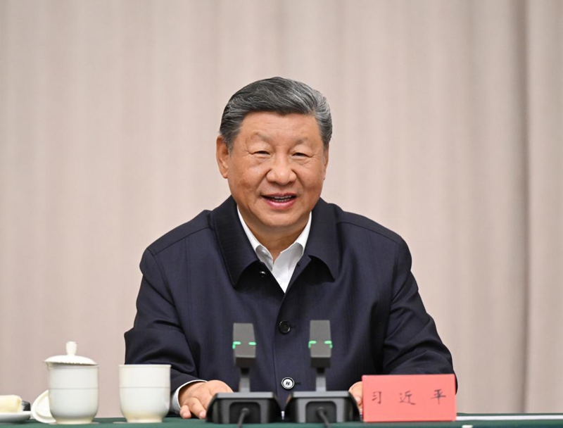 Rais Xi Jinping wa China, akisikiliza ripoti za kazi kutoka kwa kamati ya Chama cha Kikomunisti cha China ya Mkoa wa Xizang na serikali ya mkoa huo, na kutoa hotuba muhimu huko Lhasa, Mkoani Xizang, Agosti 20, 2025. (Xinhua/Xie Huanchi)