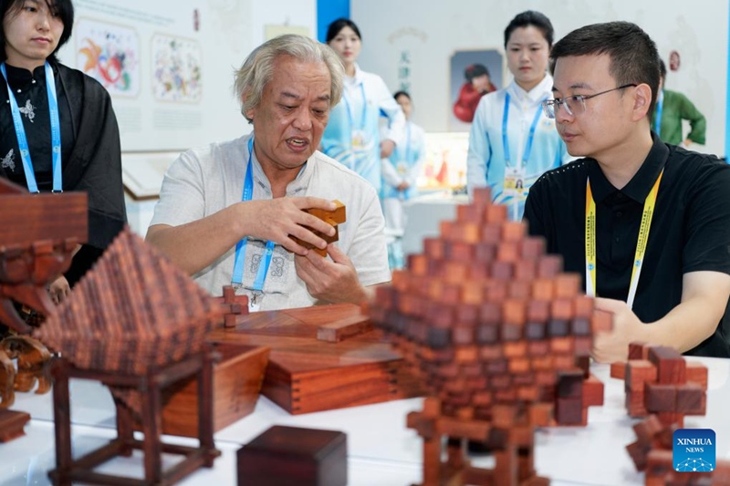 Uzoefu mdogo wa kujihisi urithi wa?utamaduni usioshikika?katika kituo cha wanahabari?cha Mkutano wa Jumuiya ya Ushirikiano ya Shanghai 2025 mjini?Tianjin