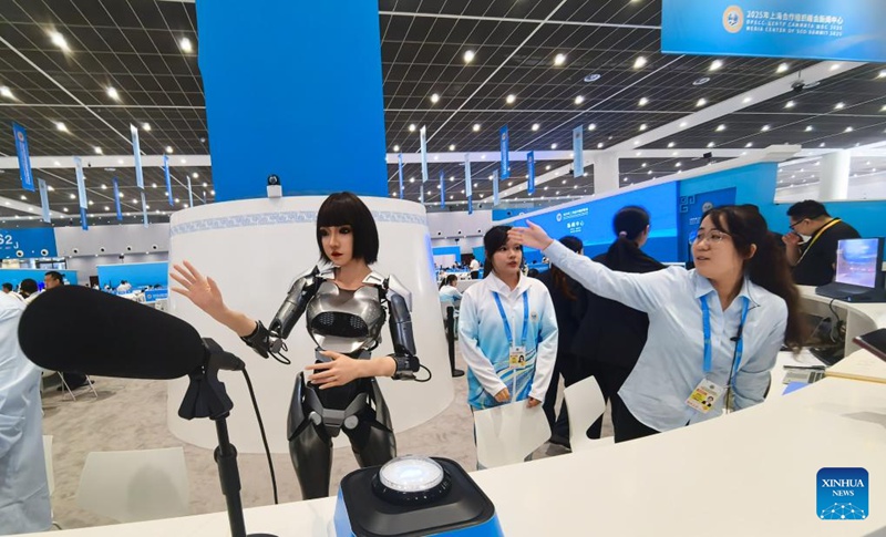 Roboti zaonyeshwa?kwenye?kituo cha wanahabari cha Mkutano wa SCO 2025 mjini?Tianjin