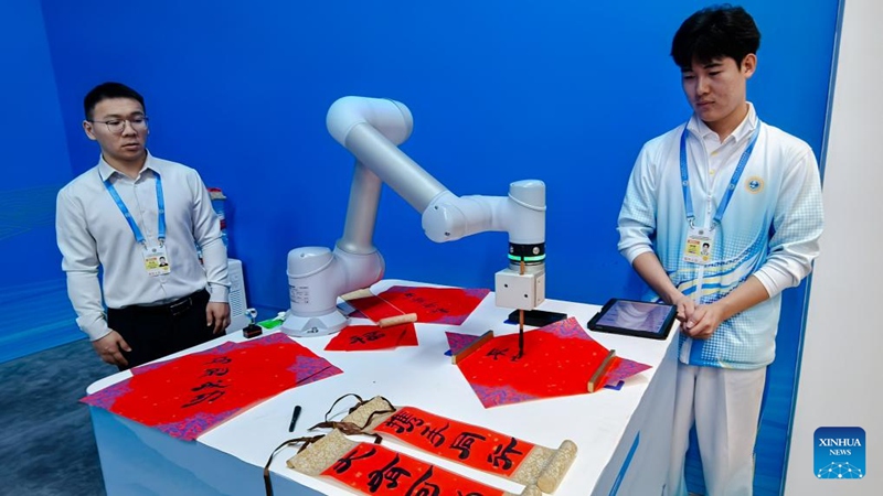 Roboti zaonyeshwa?kwenye?kituo cha wanahabari cha Mkutano wa SCO 2025 mjini?Tianjin