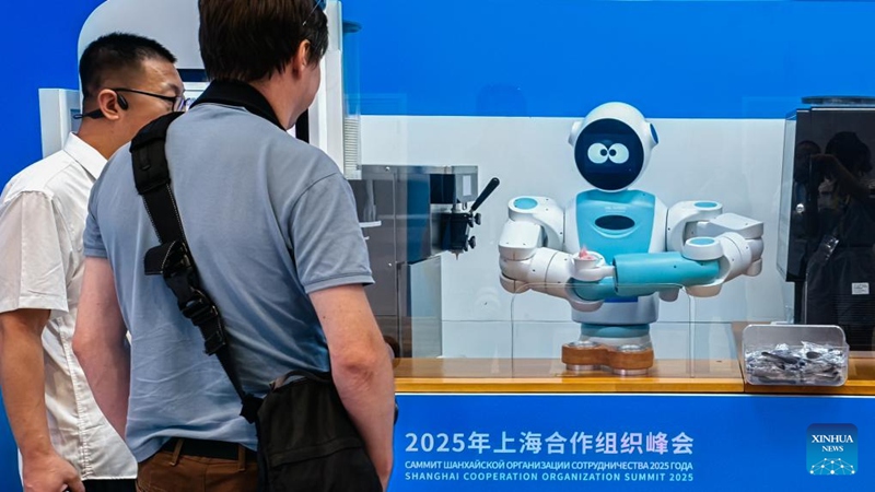 Roboti zaonyeshwa?kwenye?kituo cha wanahabari cha Mkutano wa SCO 2025 mjini?Tianjin
