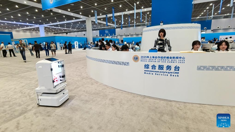 Roboti zaonyeshwa?kwenye?kituo cha wanahabari cha Mkutano wa SCO 2025 mjini?Tianjin