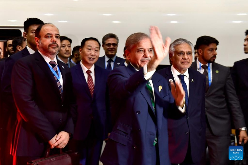Waziri Mkuu wa Pakistan Bw. Shehbaz Sharif, ambaye yuko mjini Tianjin kuhudhuria Mkutano wa 2025 wa Jumuiya ya Ushirikiano ya Shanghai (SCO) anaondoka Tianjin kuelekea Beijing kuhudhuria maadhimisho ya miaka 80 ya ushindi wa mapambano ya watu wa China dhidi ya uvamizi wa Japan na Vita vya dunia  vya kupinga Ufashisti, tarehe 1 Septemba 2025. (Xinhua/Guo Xulei)